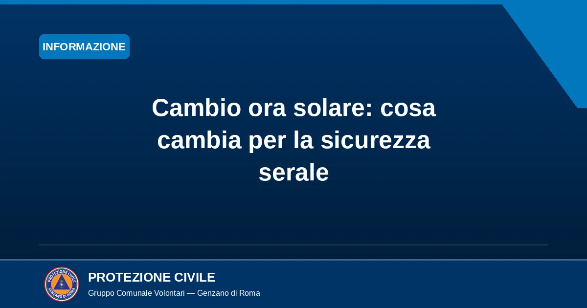 Orologio da parete al tramonto che segna il passaggio all'ora solare, con vista crepuscolare sulla città